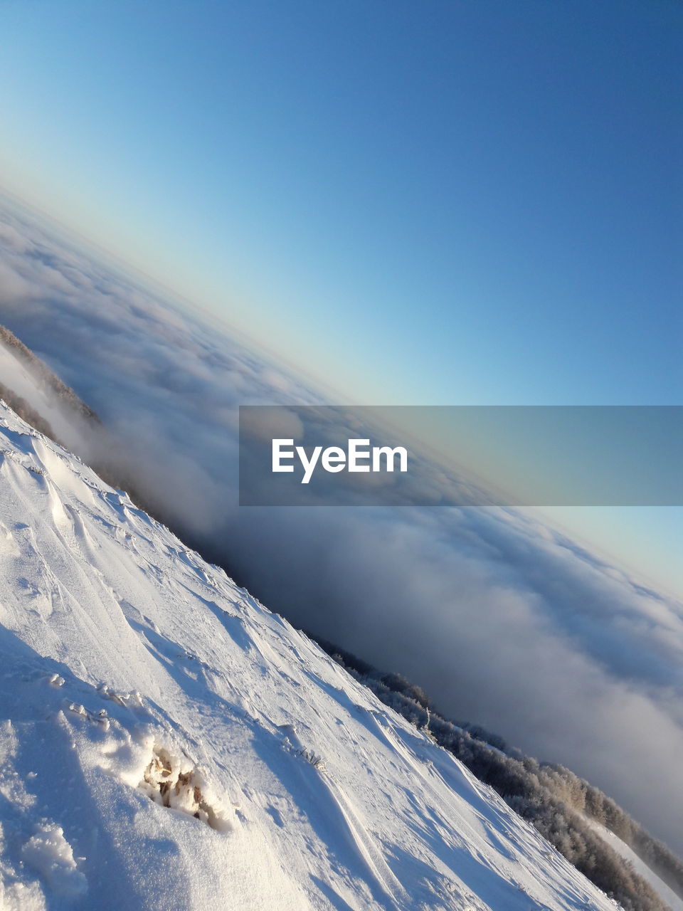 LOW ANGLE VIEW OF SNOW COVERED MOUNTAIN AGAINST SKY