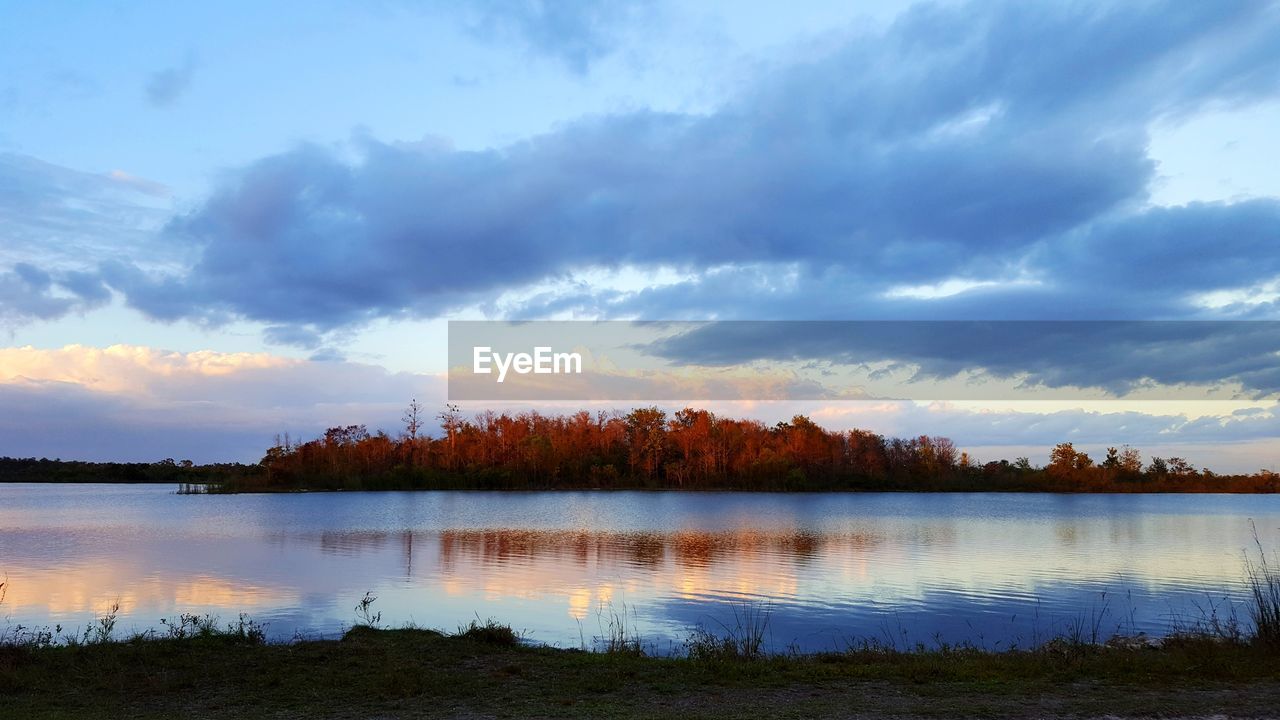 SCENIC VIEW OF LAKE AGAINST SUNSET SKY