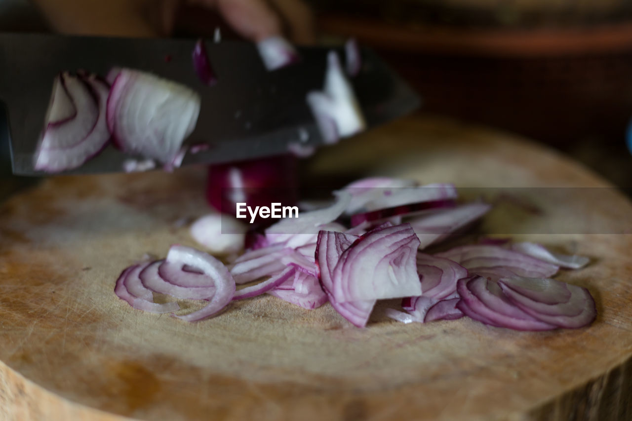 CLOSE-UP OF MEAT AND CUTTING BOARD