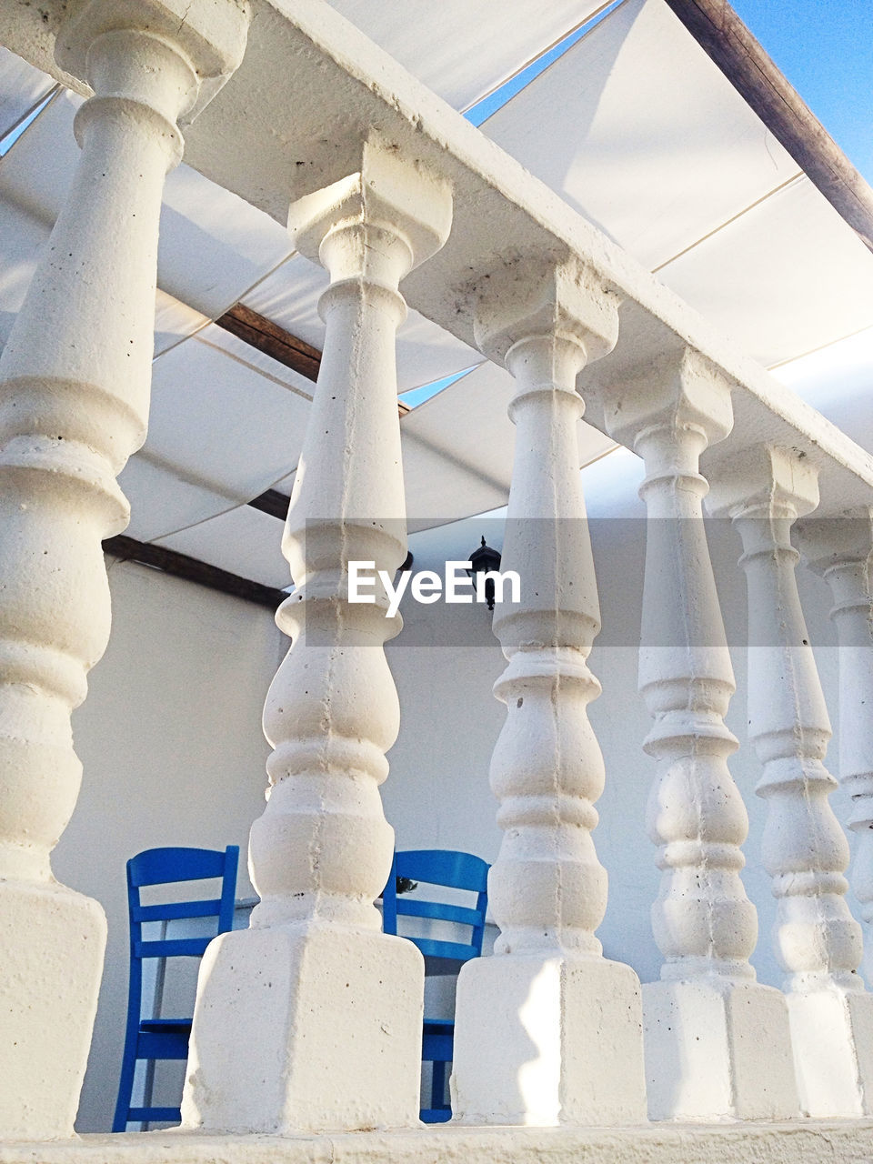 LOW ANGLE VIEW OF WHITE BUILDING AGAINST SKY