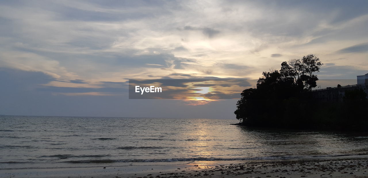 SCENIC VIEW OF SEA AGAINST SUNSET SKY