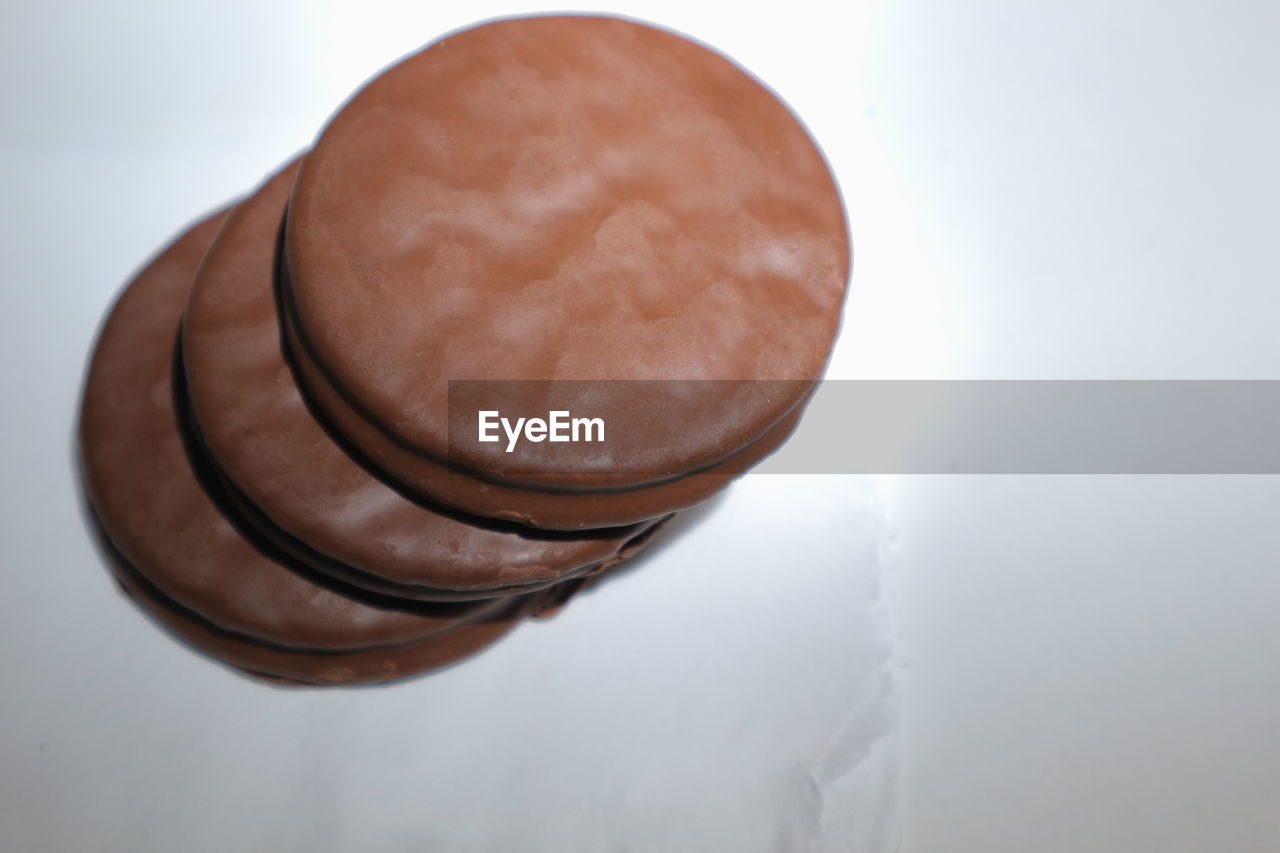 HIGH ANGLE VIEW OF ICE CREAM IN PLATE