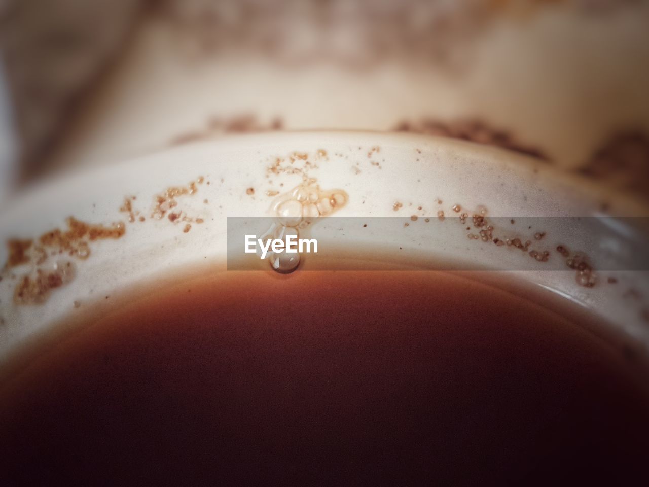 CLOSE-UP OF COFFEE CUP WITH CAPPUCCINO