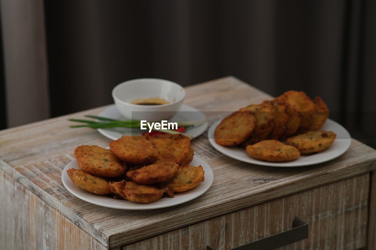 HIGH ANGLE VIEW OF BREAKFAST ON TABLE