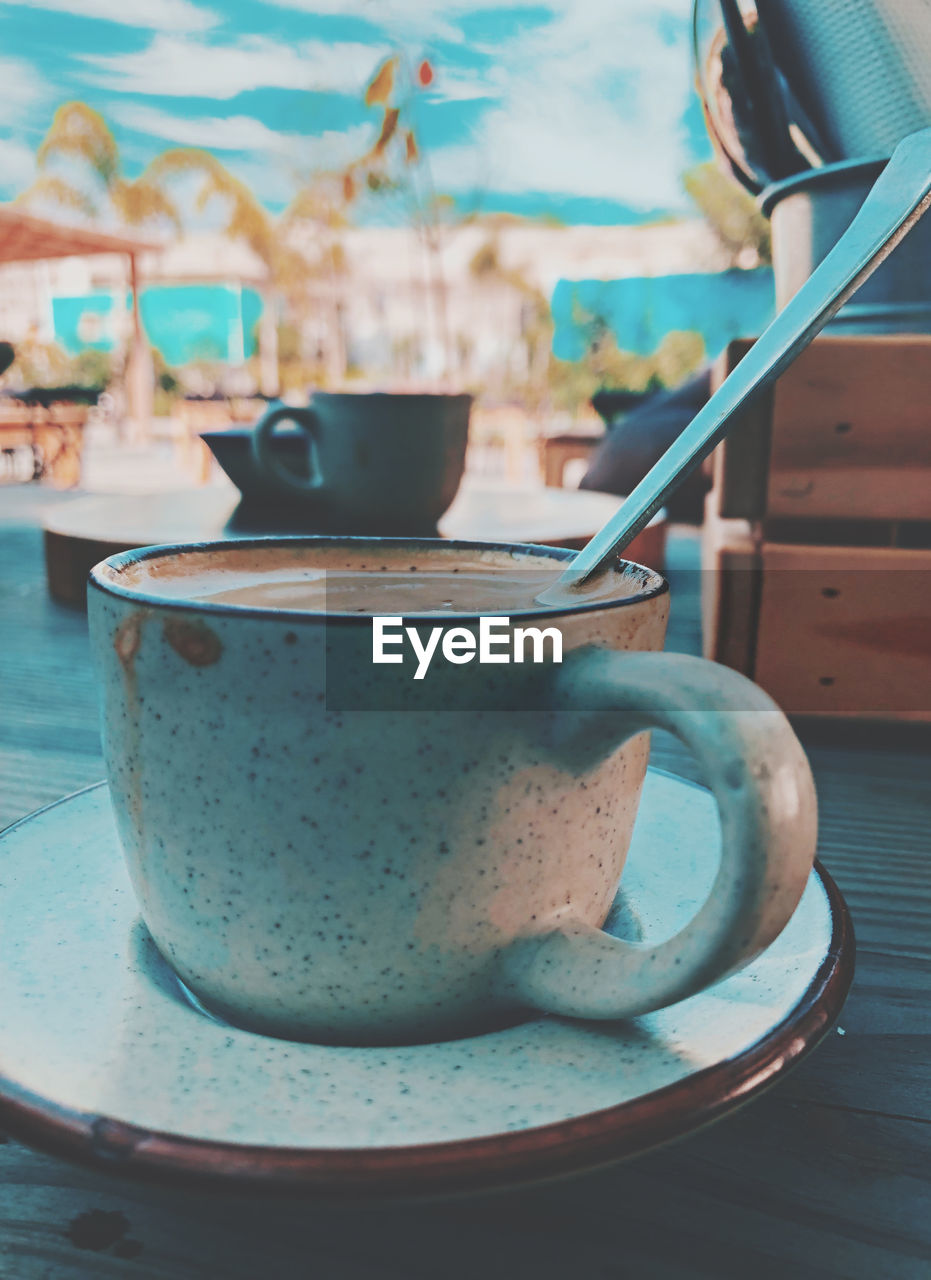 CLOSE-UP OF COFFEE CUP WITH TEA