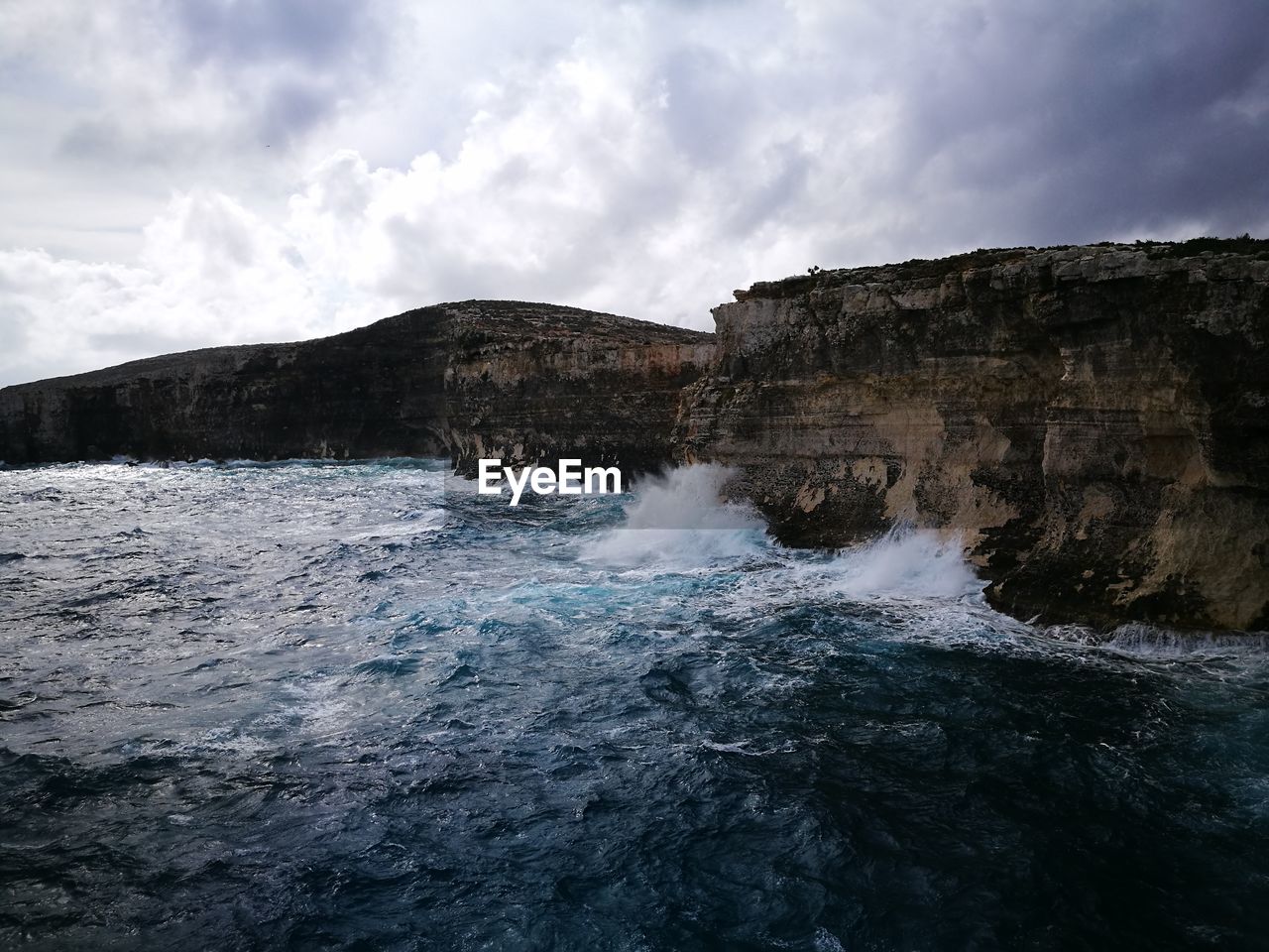 VIEW OF ROCKS IN SEA