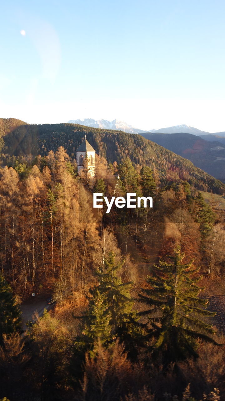 SCENIC VIEW OF LANDSCAPE AND MOUNTAINS AGAINST CLEAR SKY