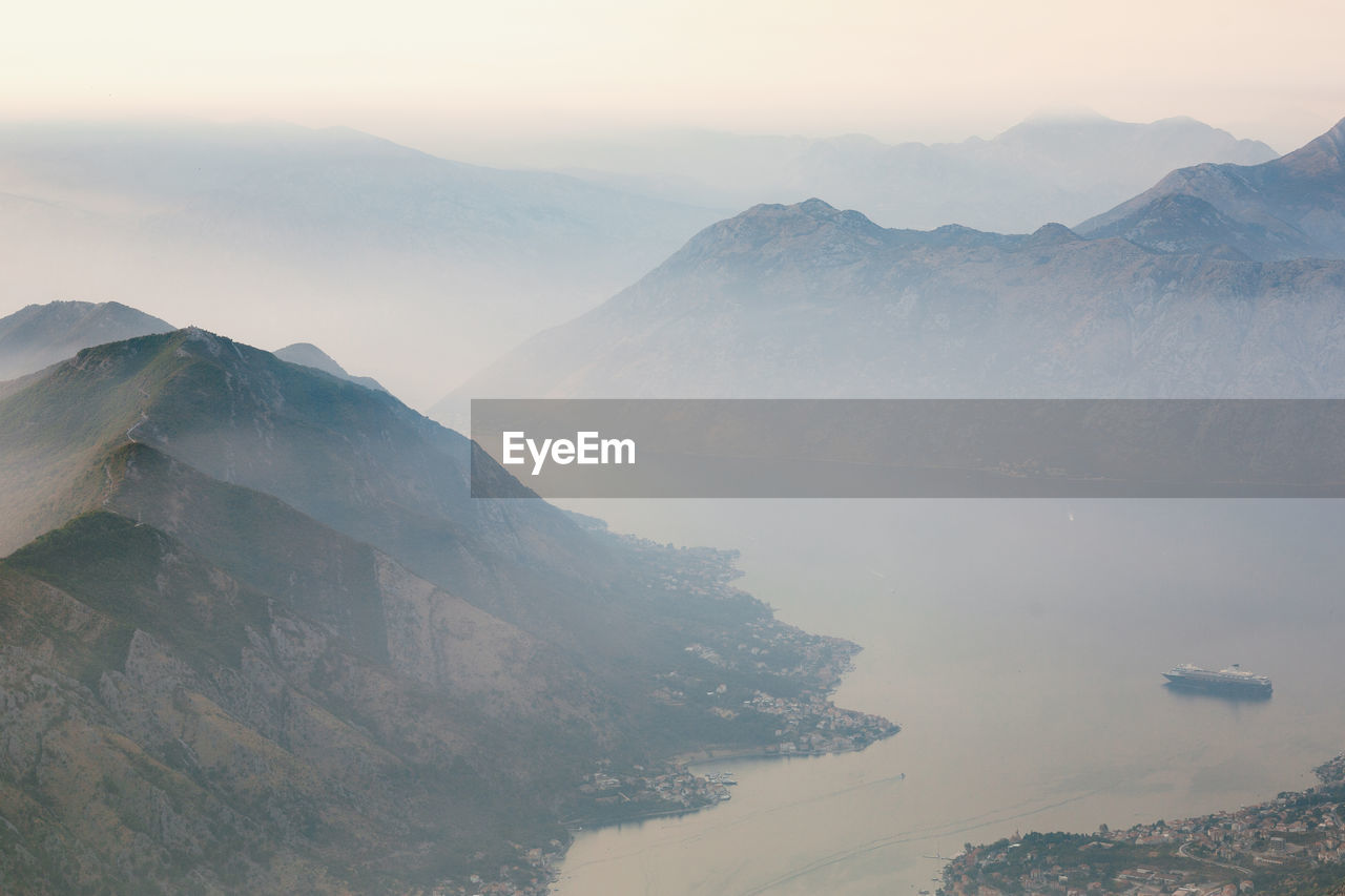 IDYLLIC SHOT OF MOUNTAIN RANGE AGAINST SKY