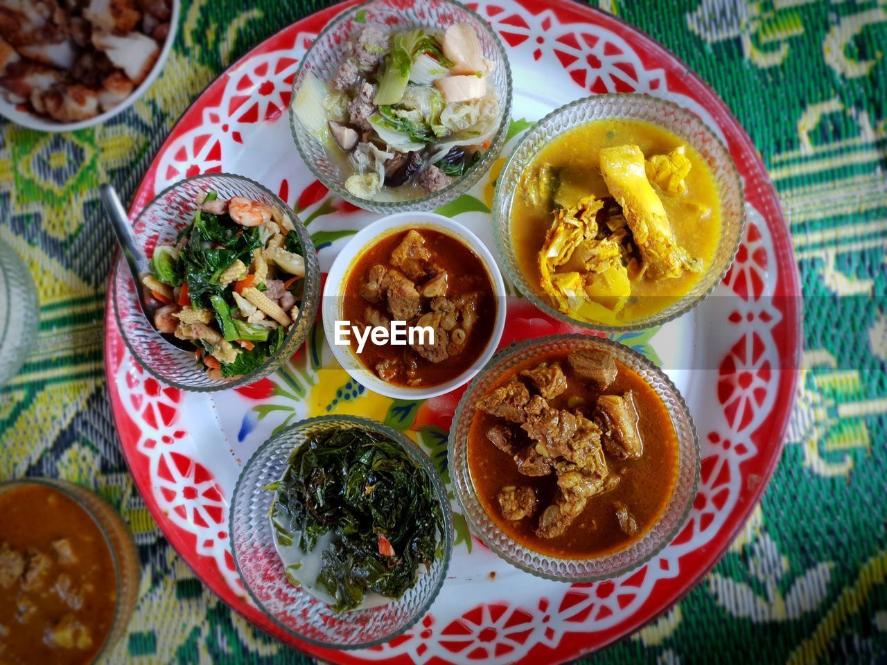 DIRECTLY ABOVE SHOT OF MEAL SERVED ON TABLE