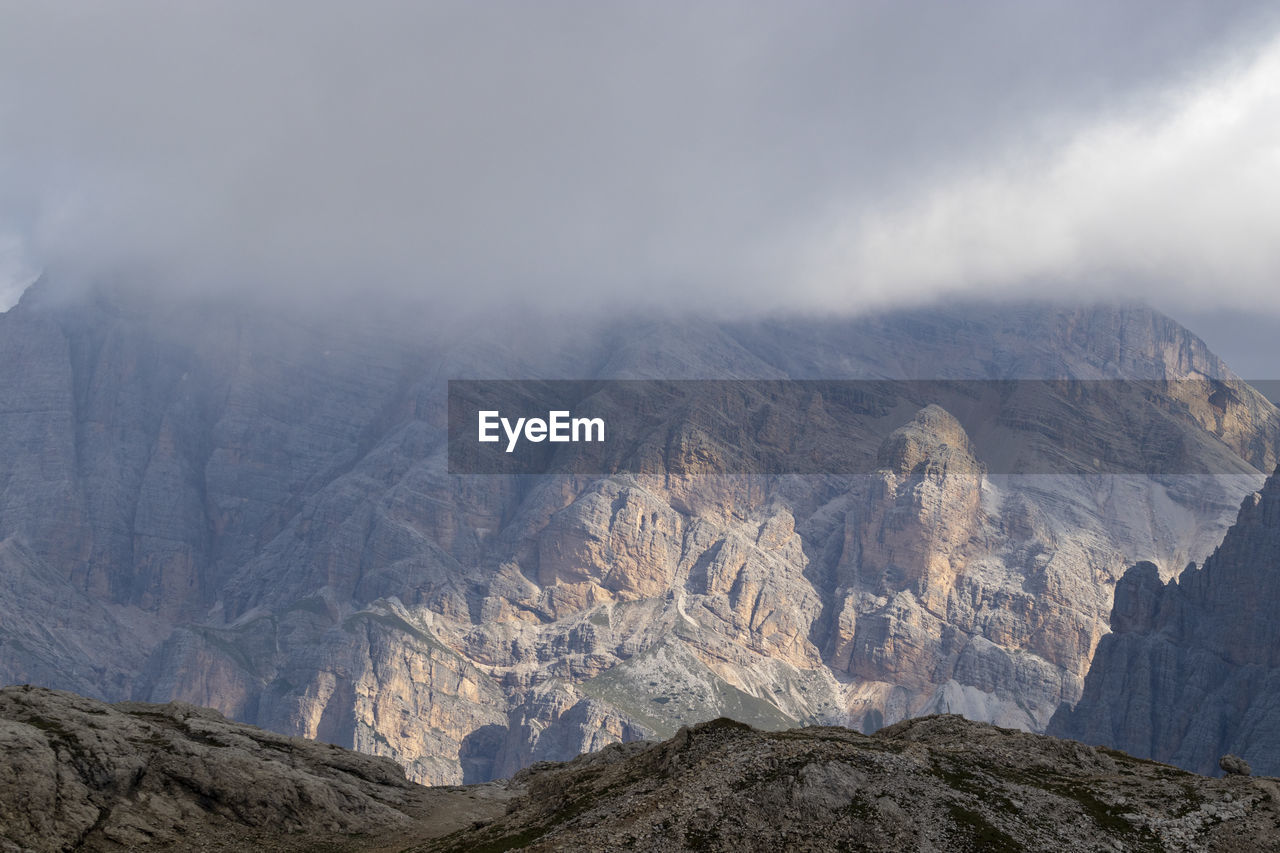 SCENIC VIEW OF MOUNTAIN RANGE AGAINST SKY