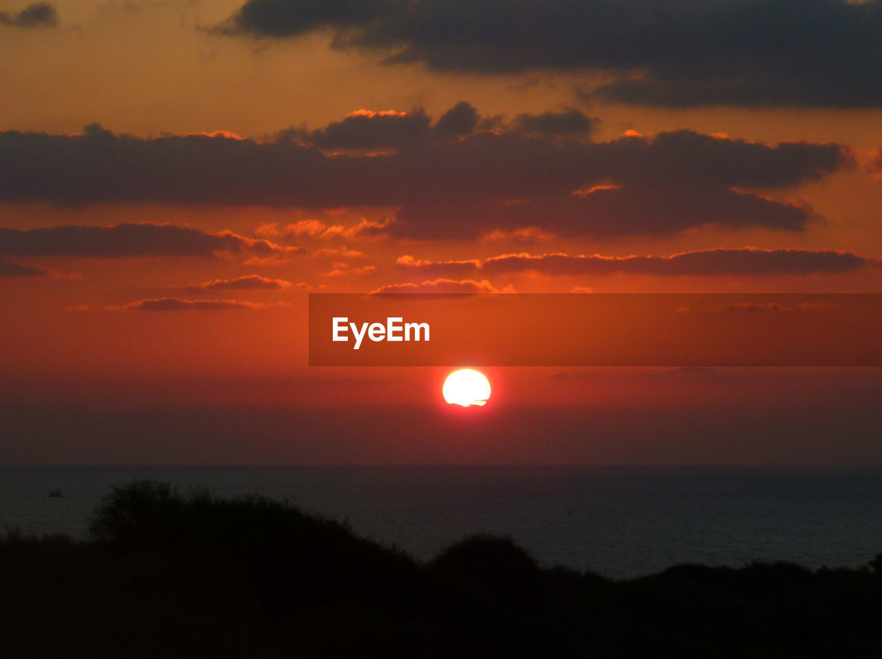 SCENIC VIEW OF DRAMATIC SKY OVER SEA