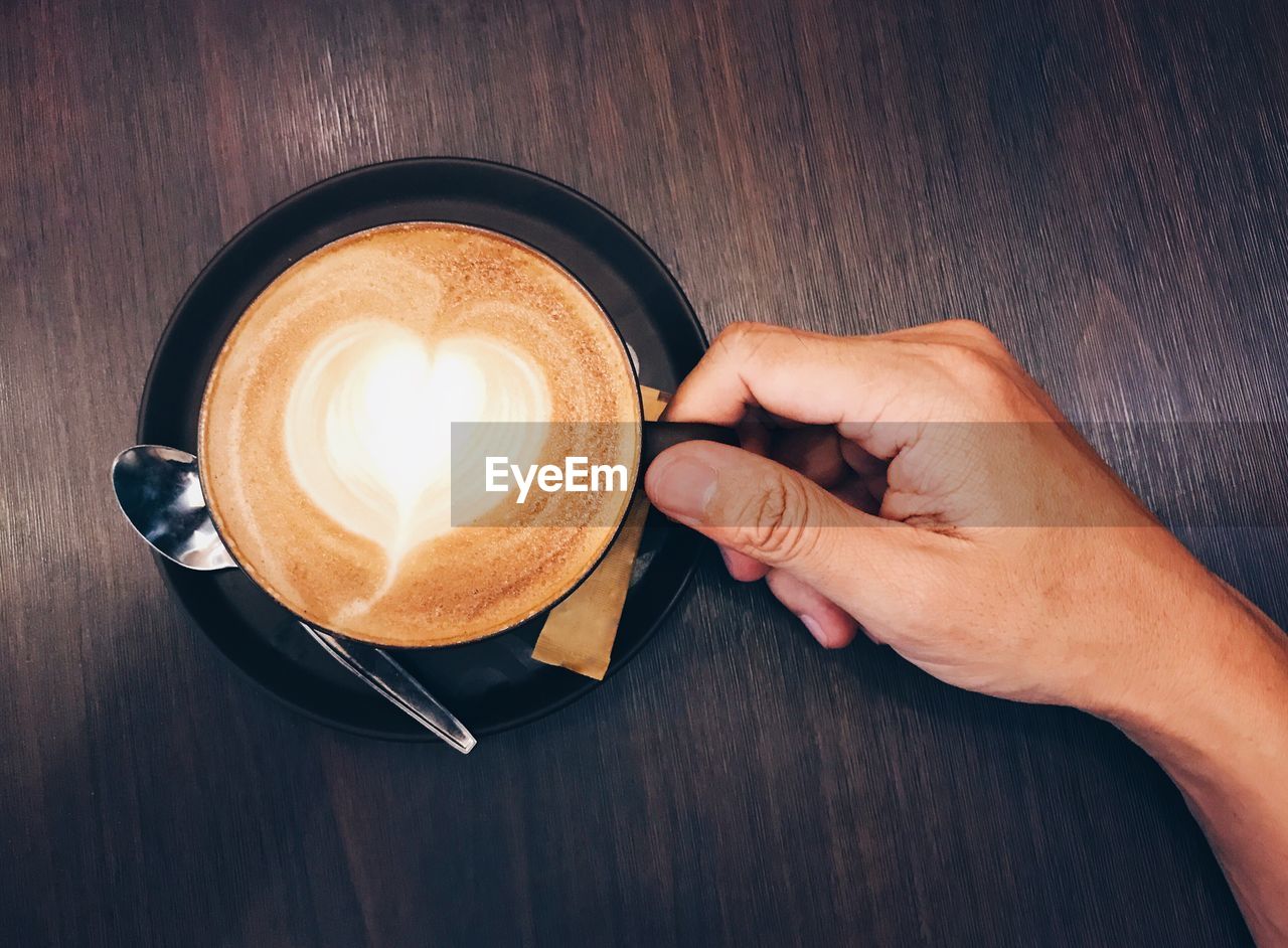 HIGH ANGLE VIEW OF COFFEE CUP AND TABLE