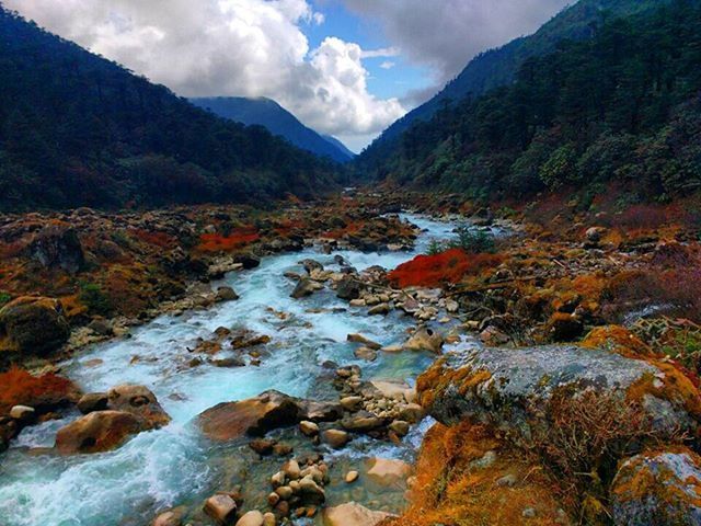 SCENIC VIEW OF RIVER FLOWING THROUGH ROCKS