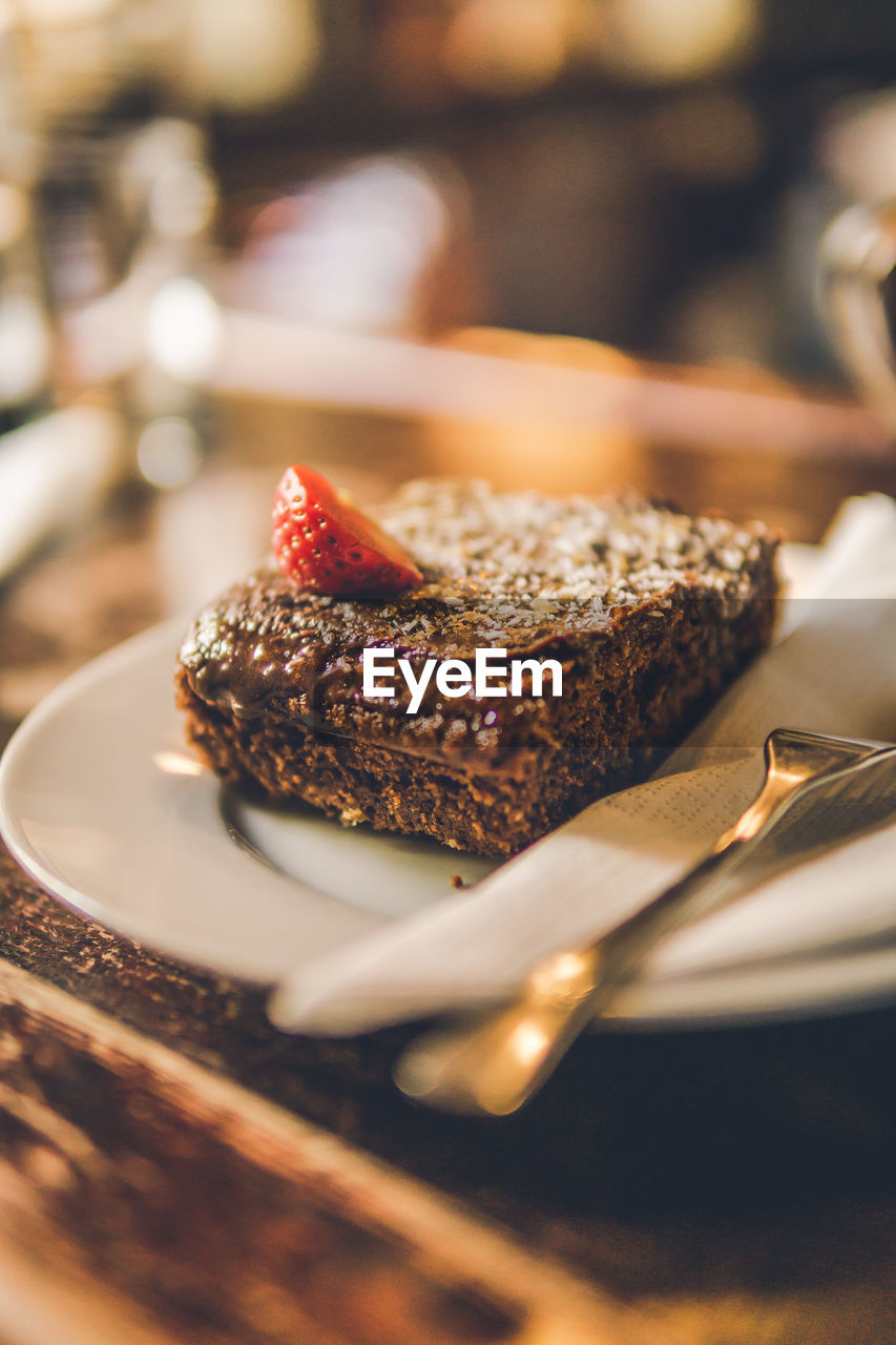 CLOSE-UP OF CAKE ON TABLE