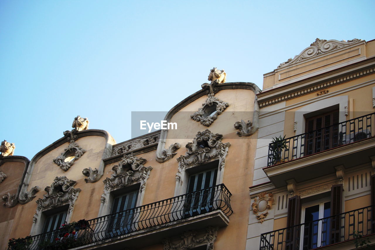 LOW ANGLE VIEW OF BUILDINGS AGAINST CLEAR SKY