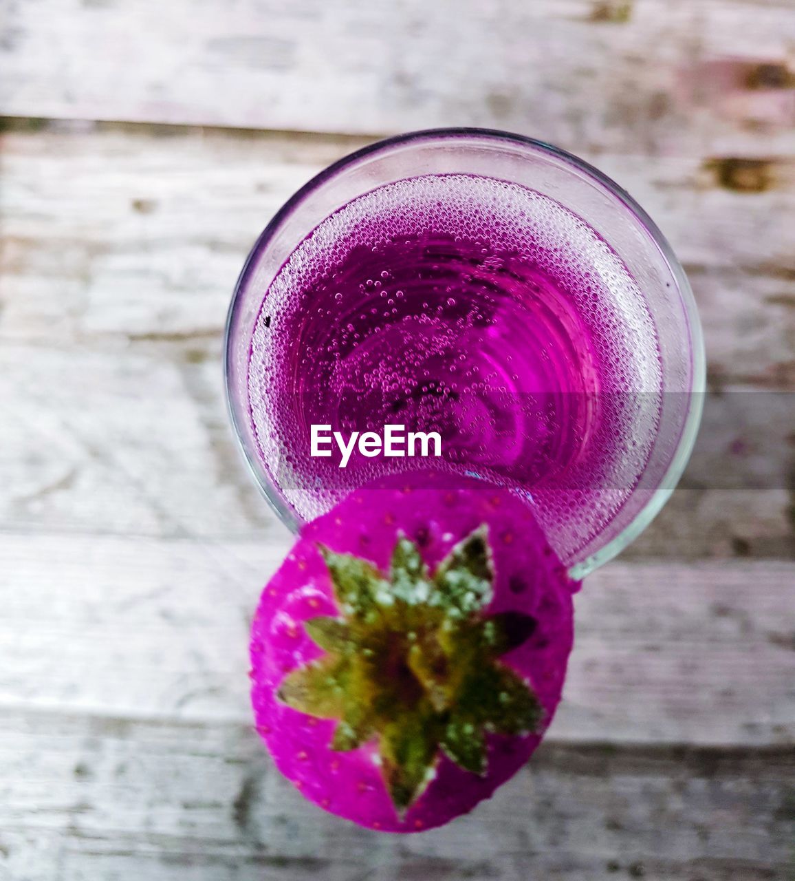 CLOSE-UP OF PURPLE DRINK ON TABLE