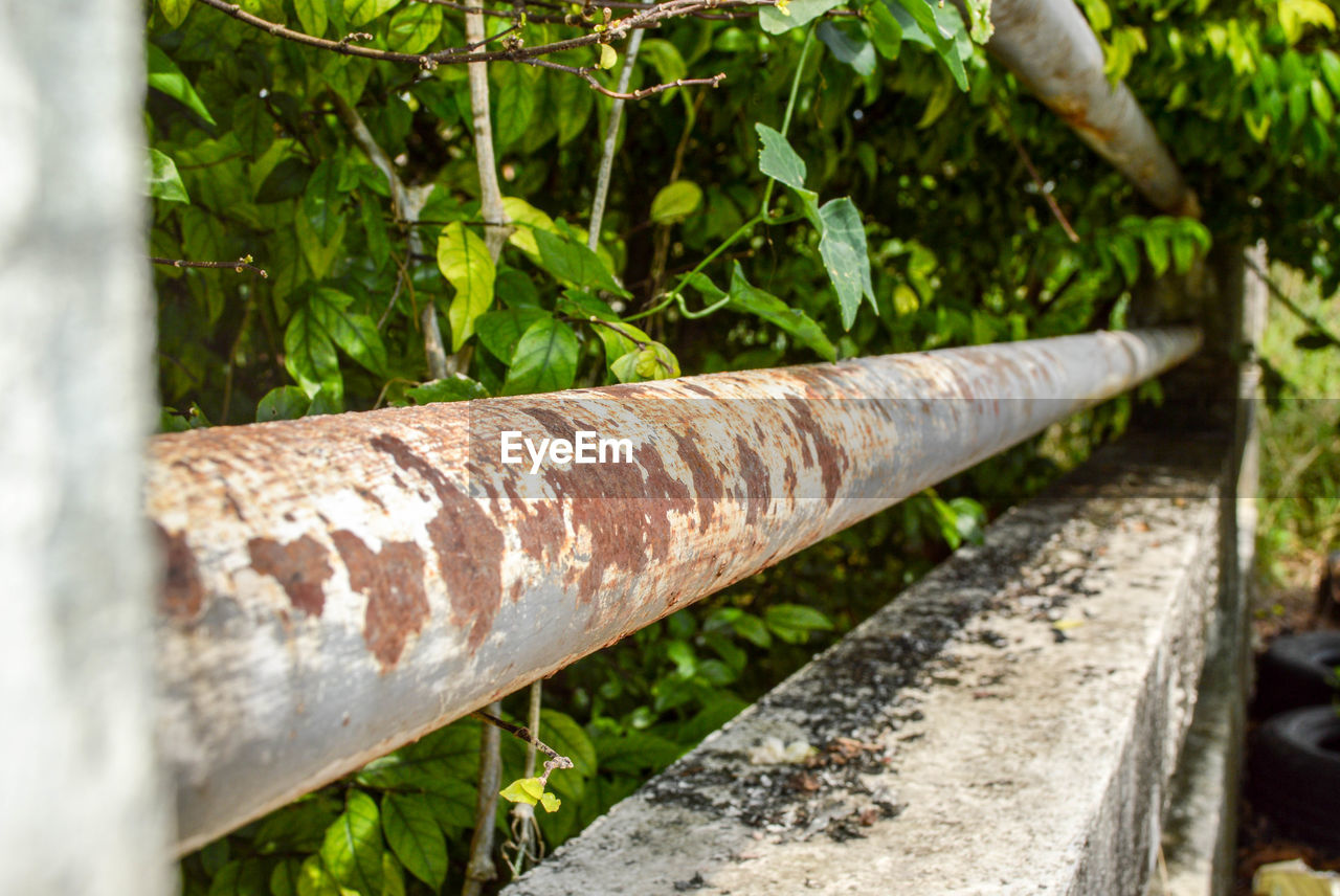 CLOSE-UP OF RUSTY METAL CHAIN