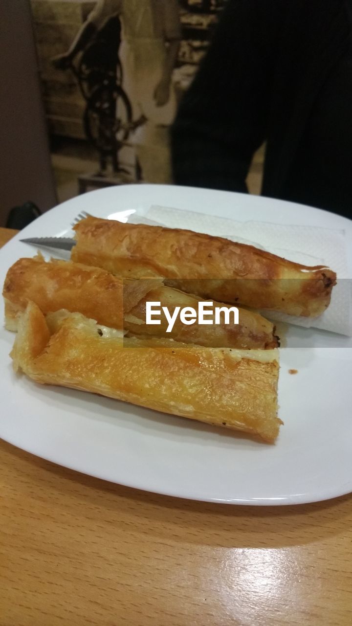 HIGH ANGLE VIEW OF FOOD ON TABLE