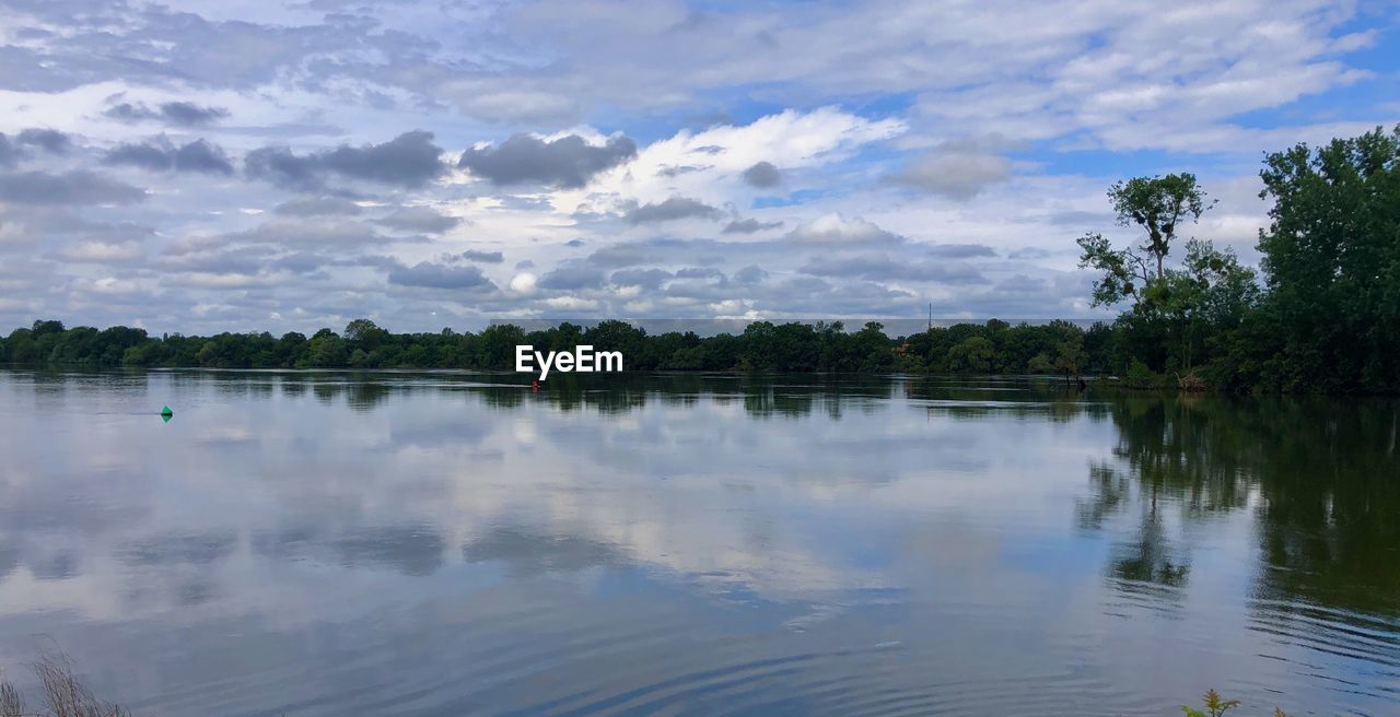 PANORAMIC VIEW OF LAKE AGAINST SKY