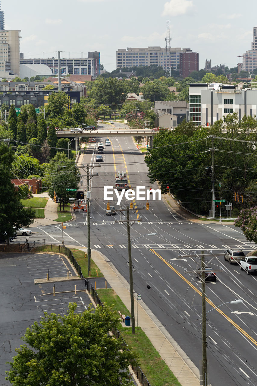 HIGH ANGLE VIEW OF TRAFFIC ON ROAD