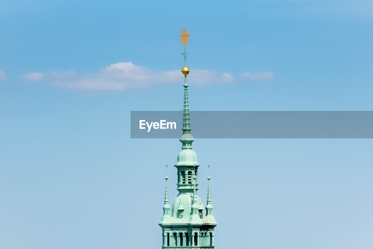 LOW ANGLE VIEW OF COMMUNICATIONS TOWER IN CITY AGAINST SKY