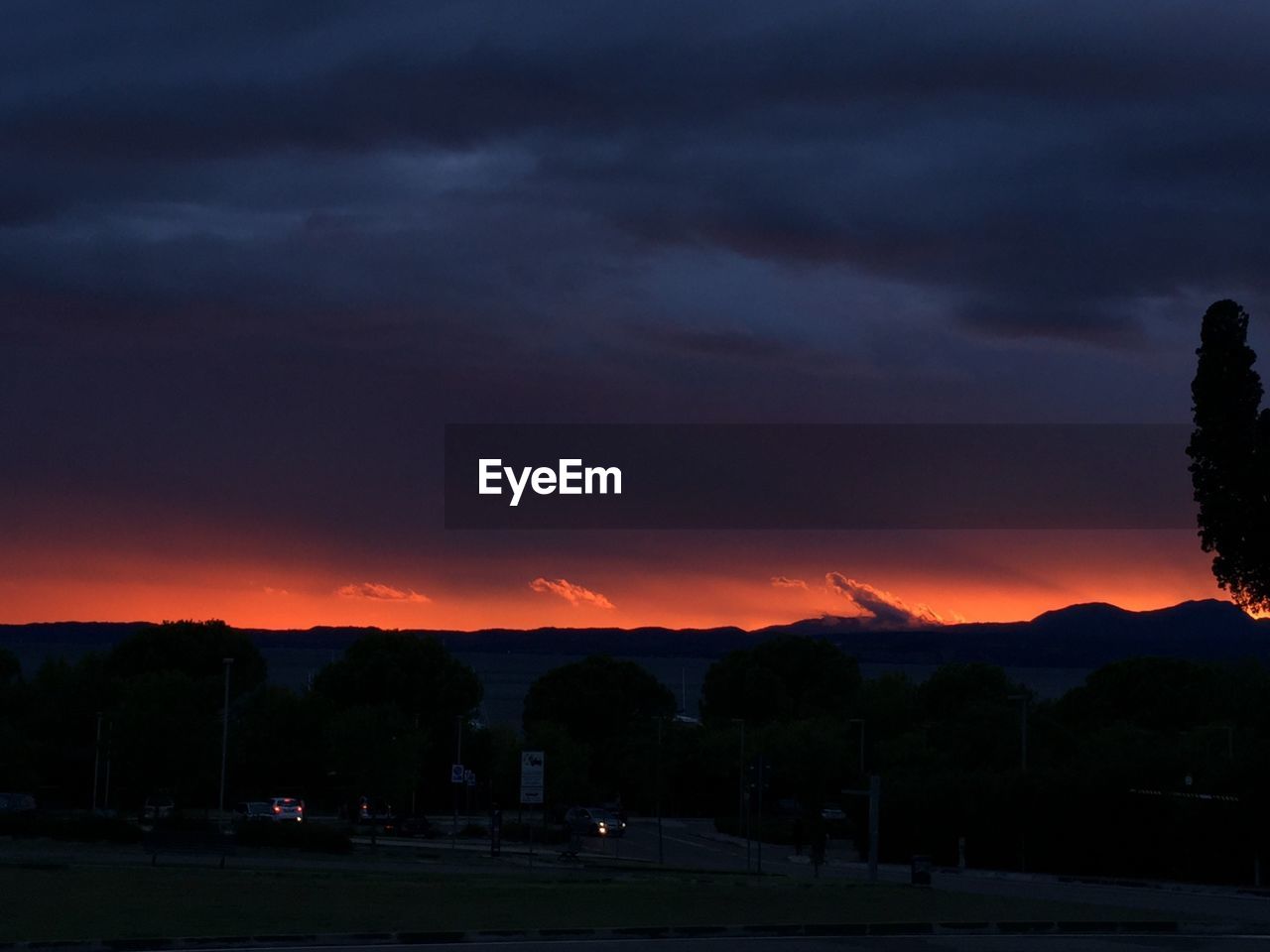 SCENIC VIEW OF DRAMATIC SKY OVER LANDSCAPE