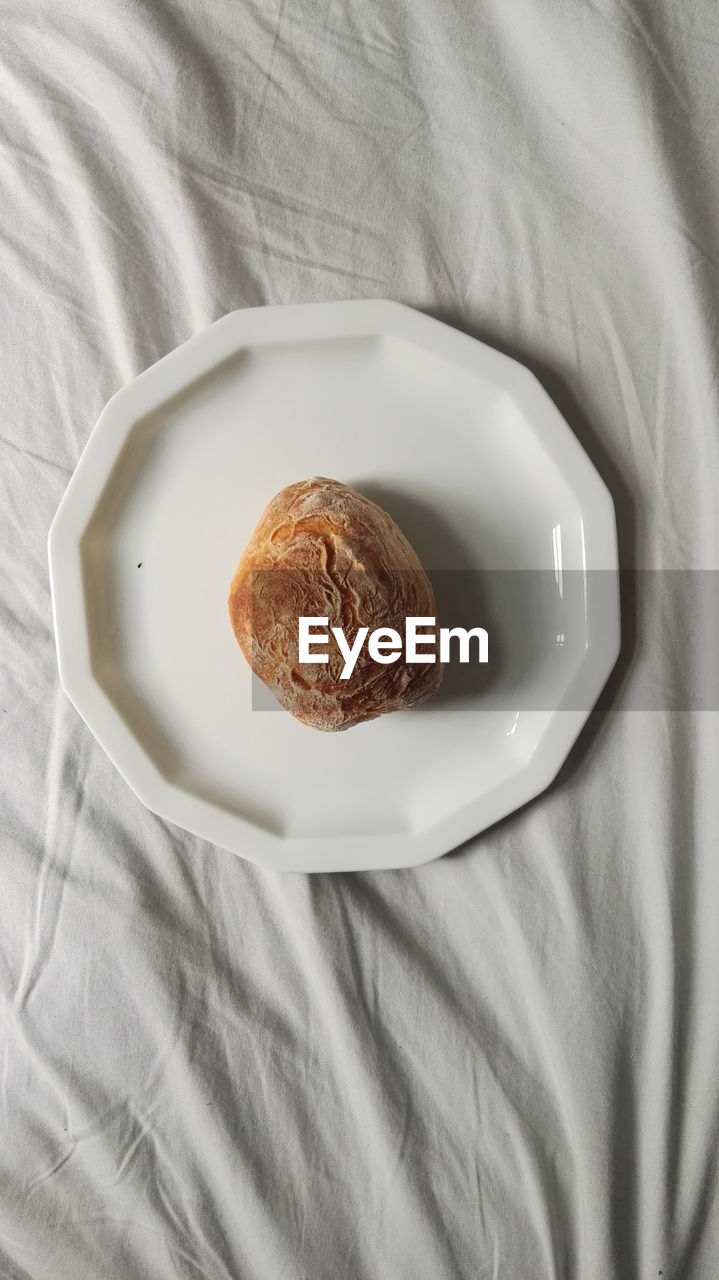 HIGH ANGLE VIEW OF BREAD ON PLATE