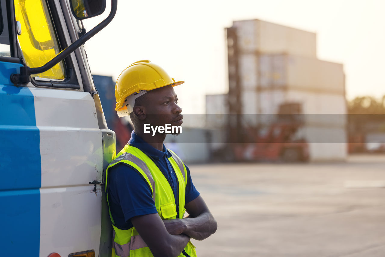 MAN WORKING IN CONSTRUCTION SITE