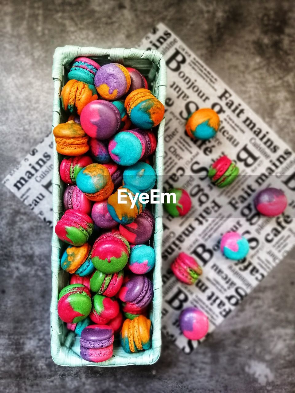 HIGH ANGLE VIEW OF MULTI COLORED CANDIES ON TABLE