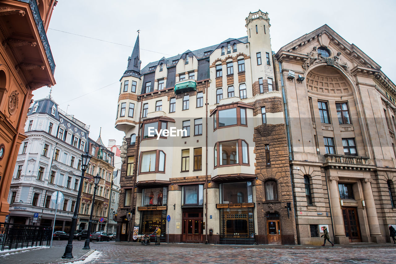 LOW ANGLE VIEW OF BUILDINGS AGAINST SKY