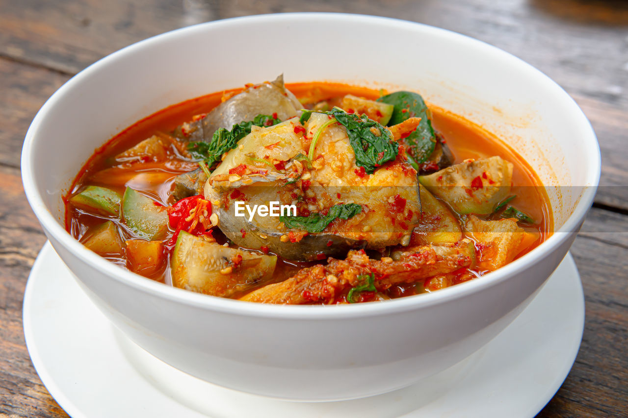 HIGH ANGLE VIEW OF NOODLES IN BOWL