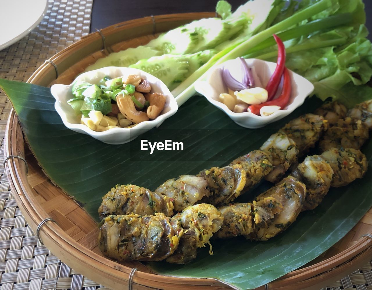 HIGH ANGLE VIEW OF MEAT AND VEGETABLES ON TABLE