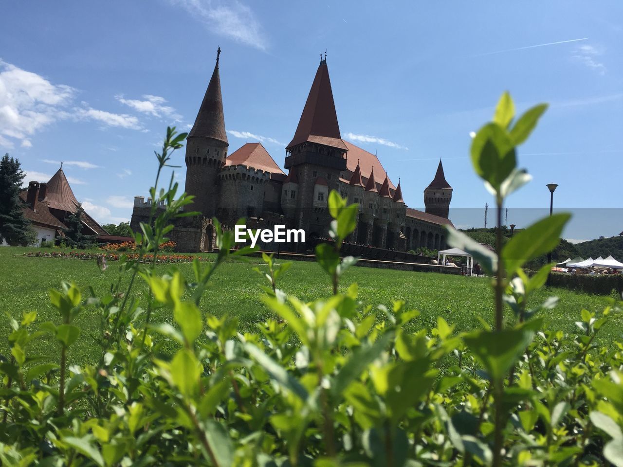 PANORAMIC VIEW OF TEMPLE AGAINST BUILDING