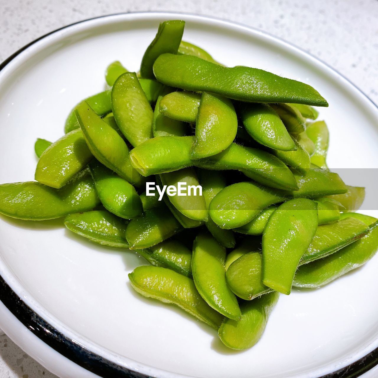 HIGH ANGLE VIEW OF GREEN SALAD IN PLATE