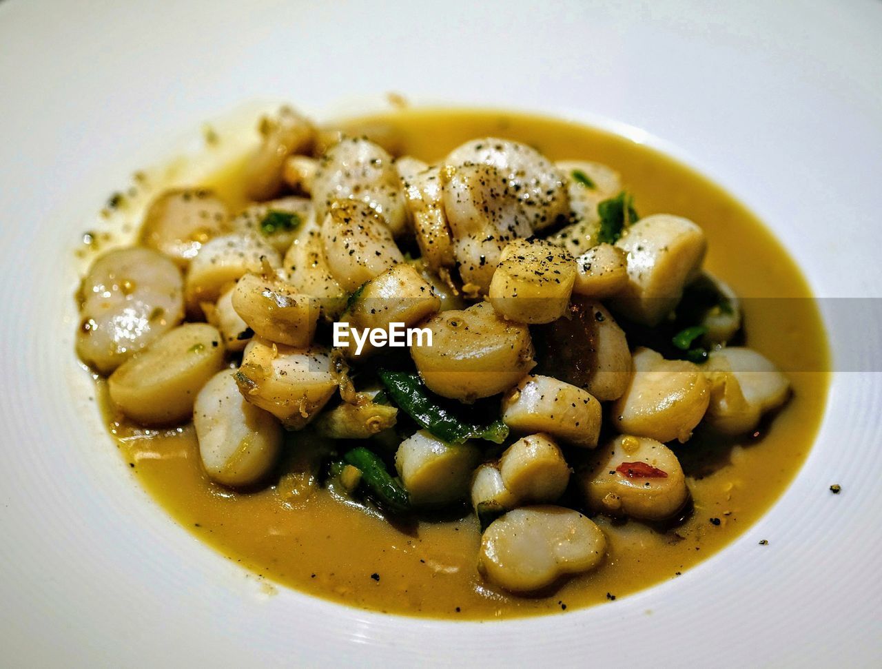 HIGH ANGLE VIEW OF SOUP IN BOWL ON PLATE