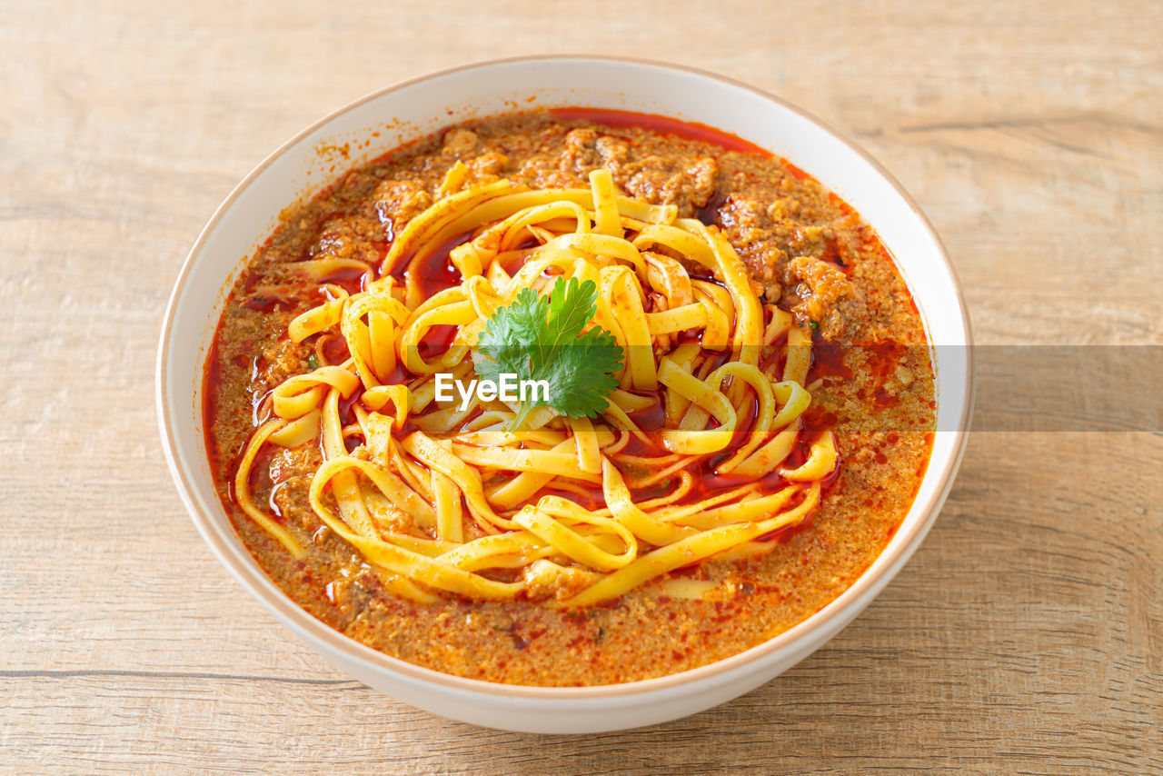 DIRECTLY ABOVE SHOT OF PASTA IN BOWL