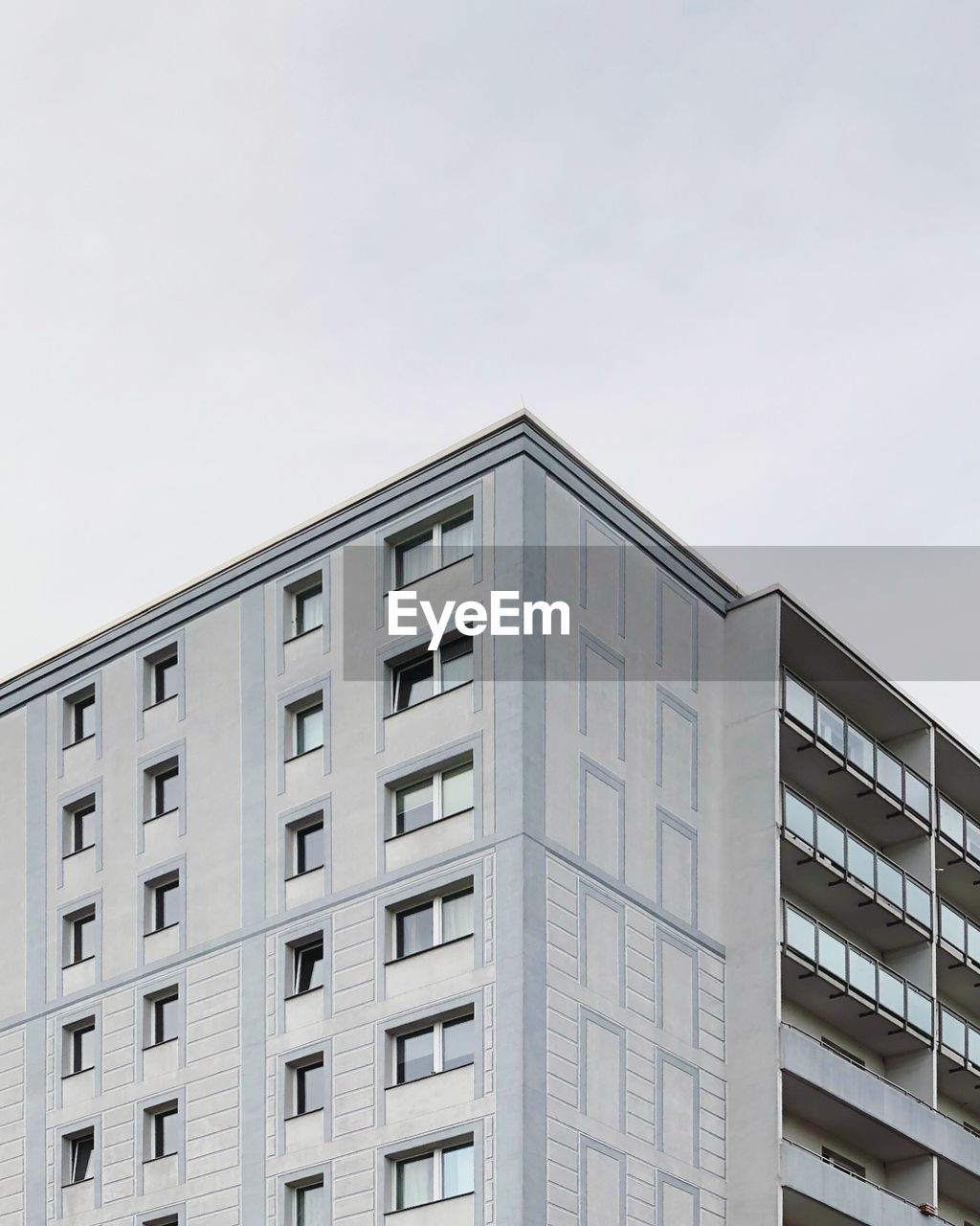 LOW ANGLE VIEW OF MODERN BUILDING AGAINST SKY