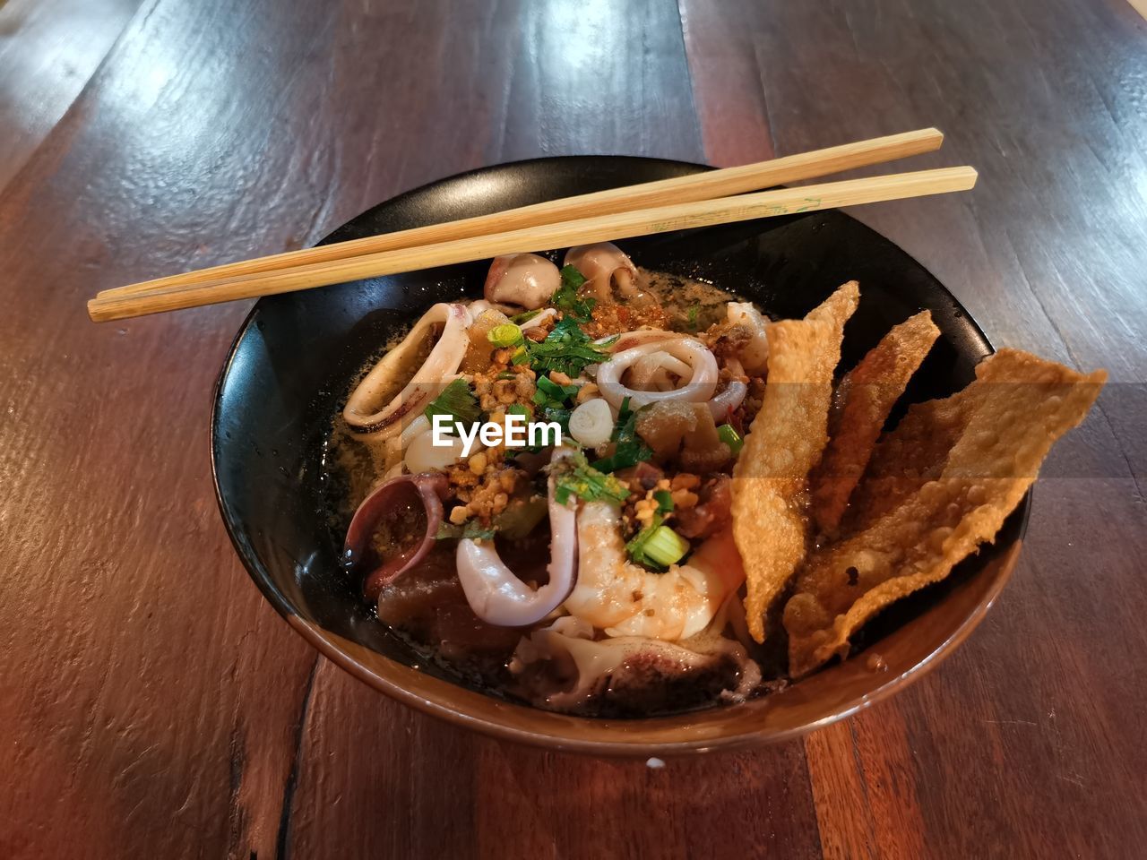HIGH ANGLE VIEW OF MEAL IN BOWL