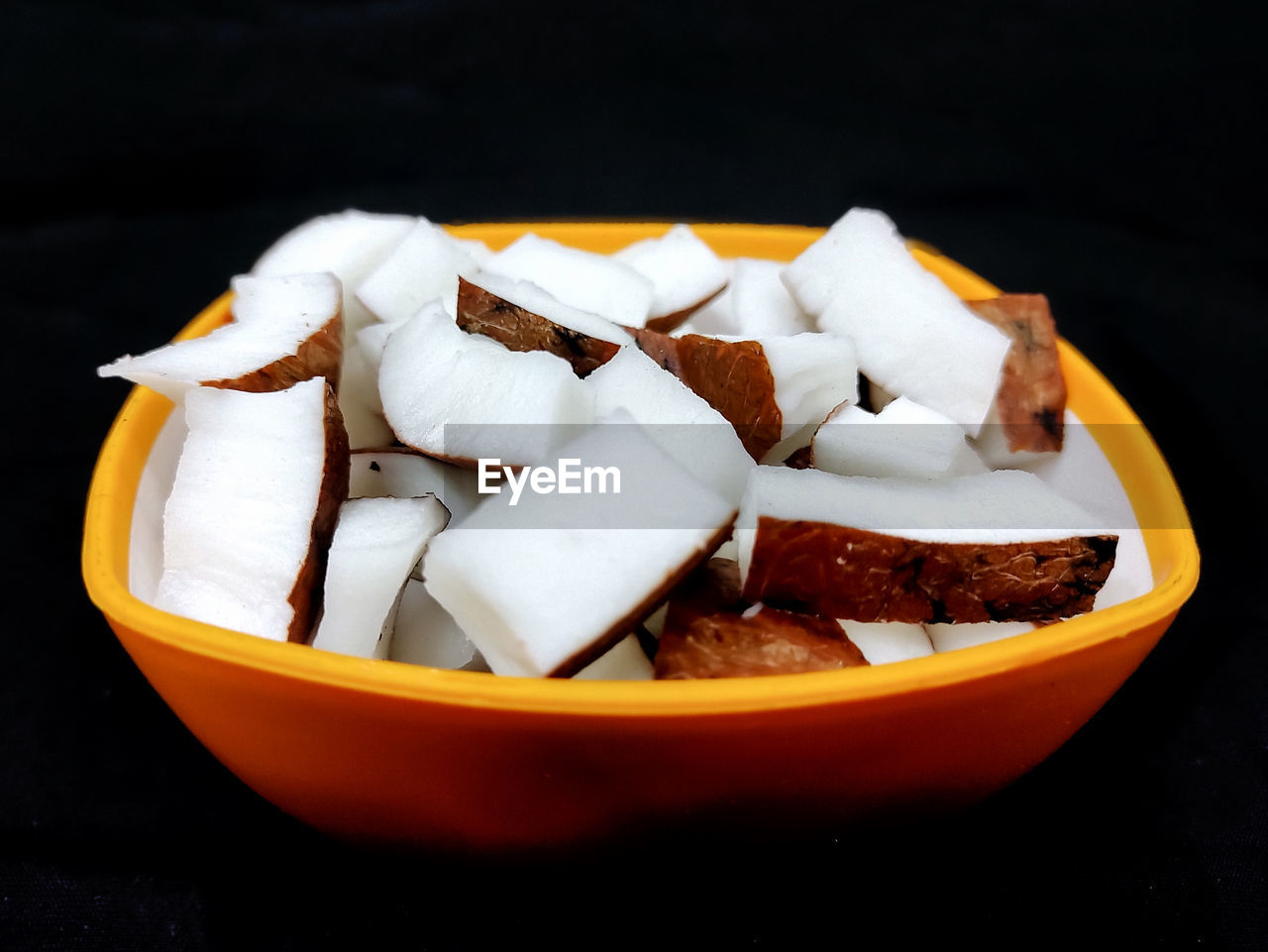 CLOSE-UP OF CHOPPED CAKE ON TABLE