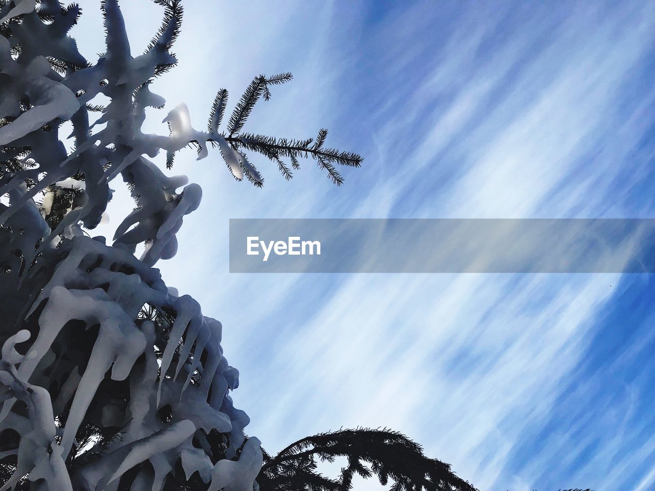 LOW ANGLE VIEW OF CROSS SCULPTURE AGAINST SKY