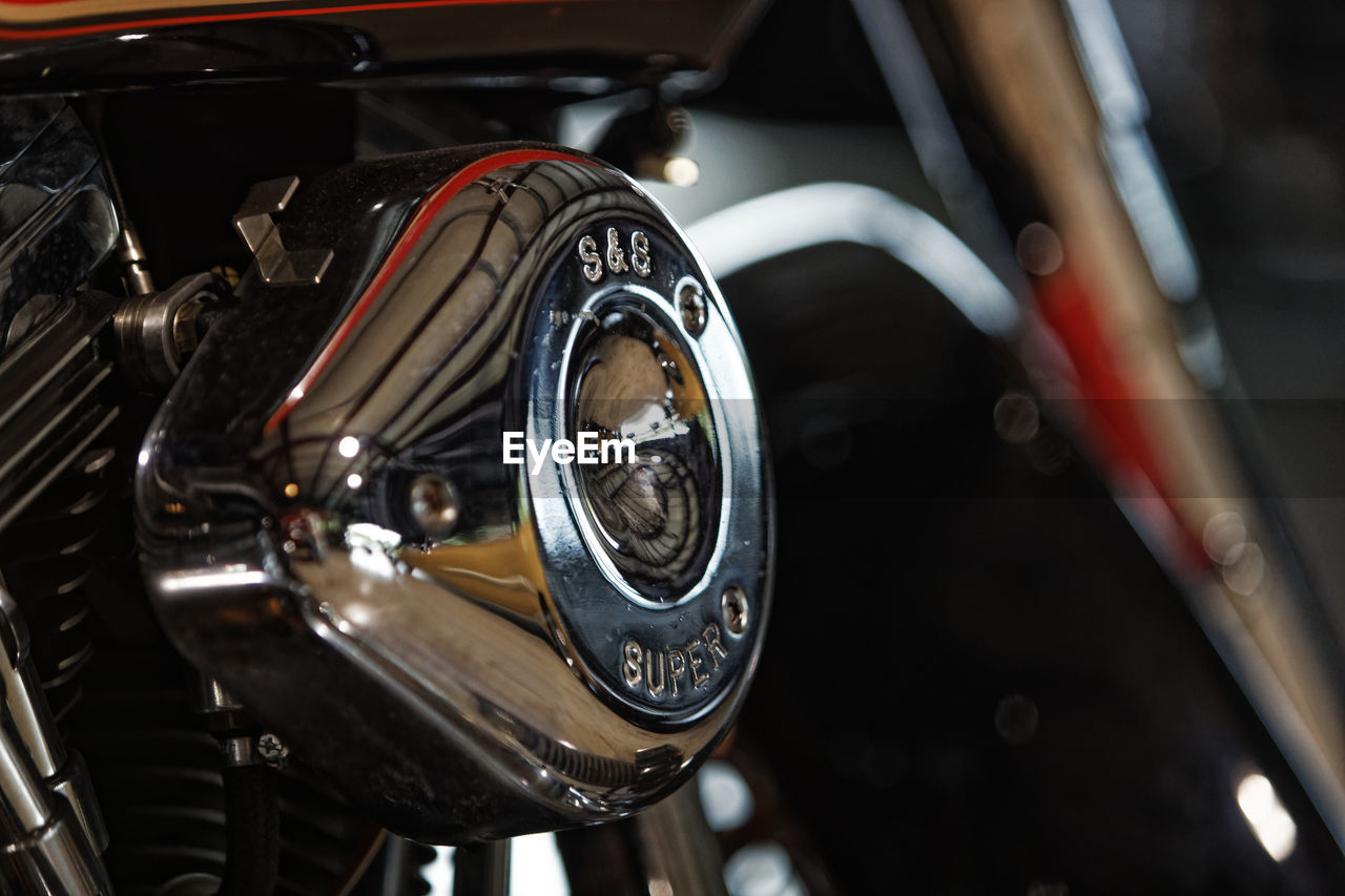 HIGH ANGLE VIEW OF VINTAGE CAR ON MIRROR