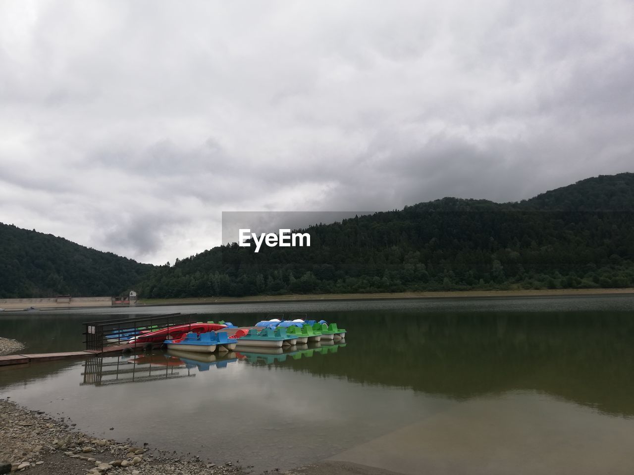 BOATS IN LAKE AGAINST SKY