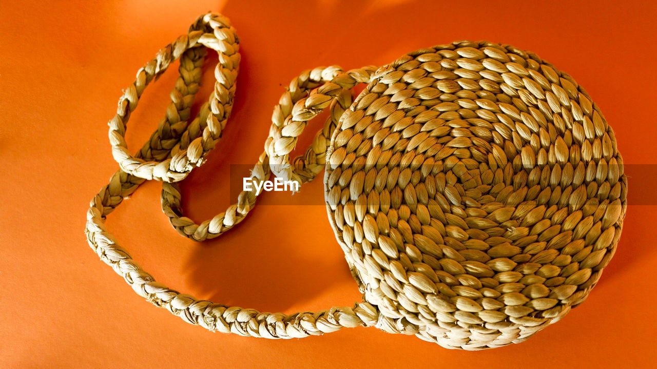 CLOSE-UP OF GOLD COLORED SCULPTURE