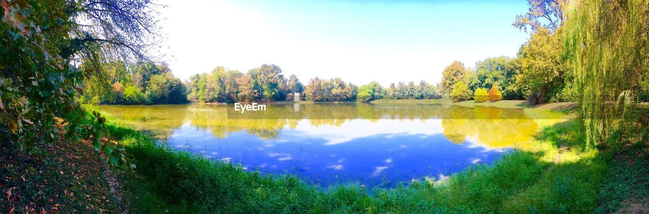 PANORAMIC VIEW OF LAKE AGAINST SKY