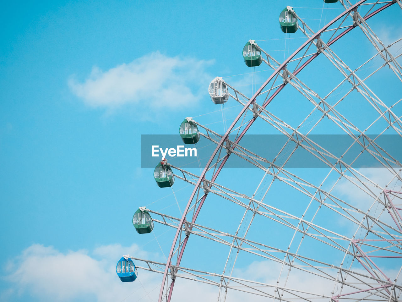 LOW ANGLE VIEW OF CHAIN SWING RIDE AGAINST SKY