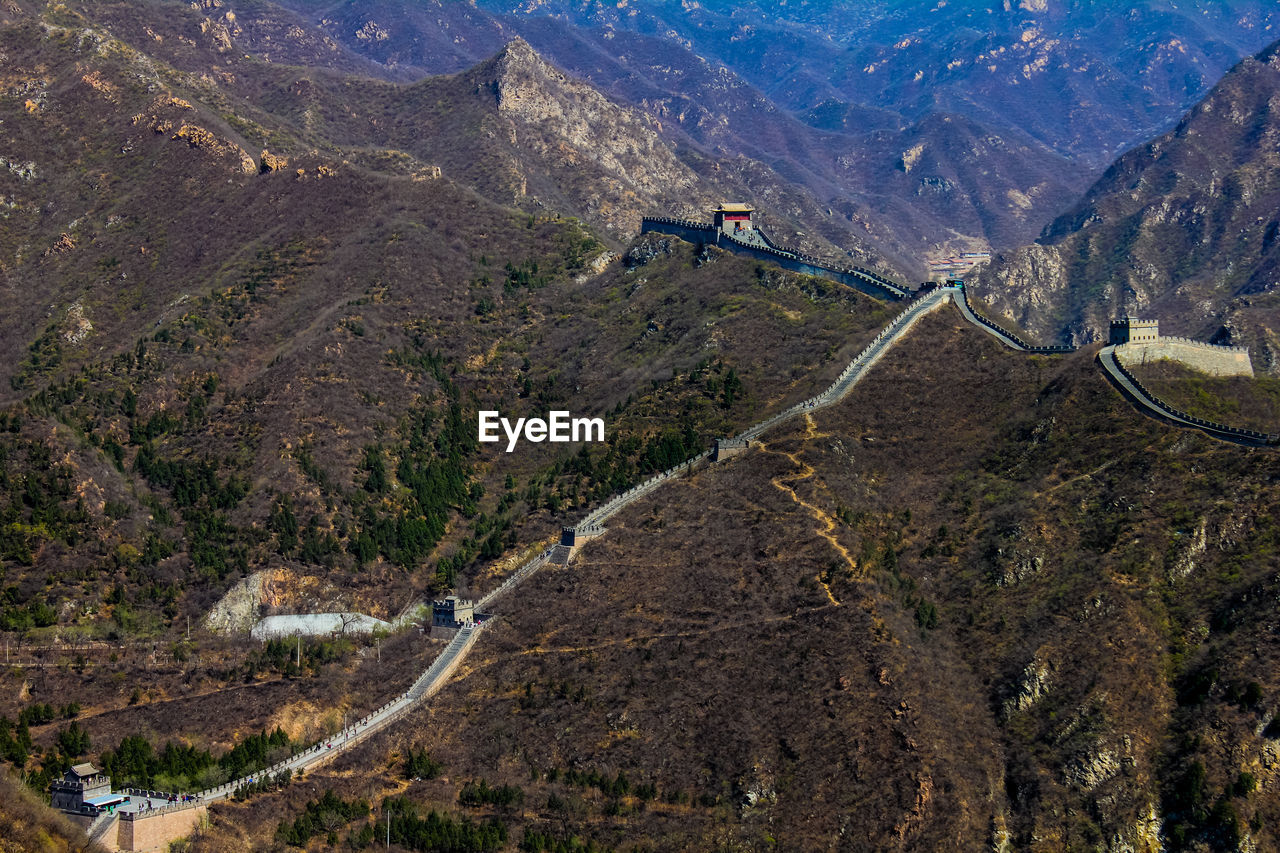 HIGH ANGLE VIEW OF ROAD PASSING THROUGH MOUNTAIN