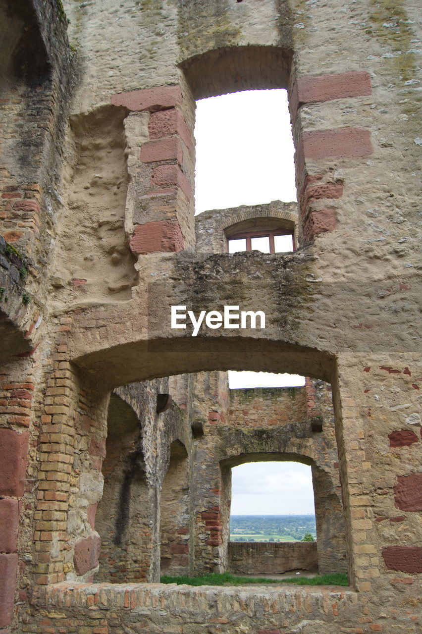 LOW ANGLE VIEW OF OLD RUINED BUILDING