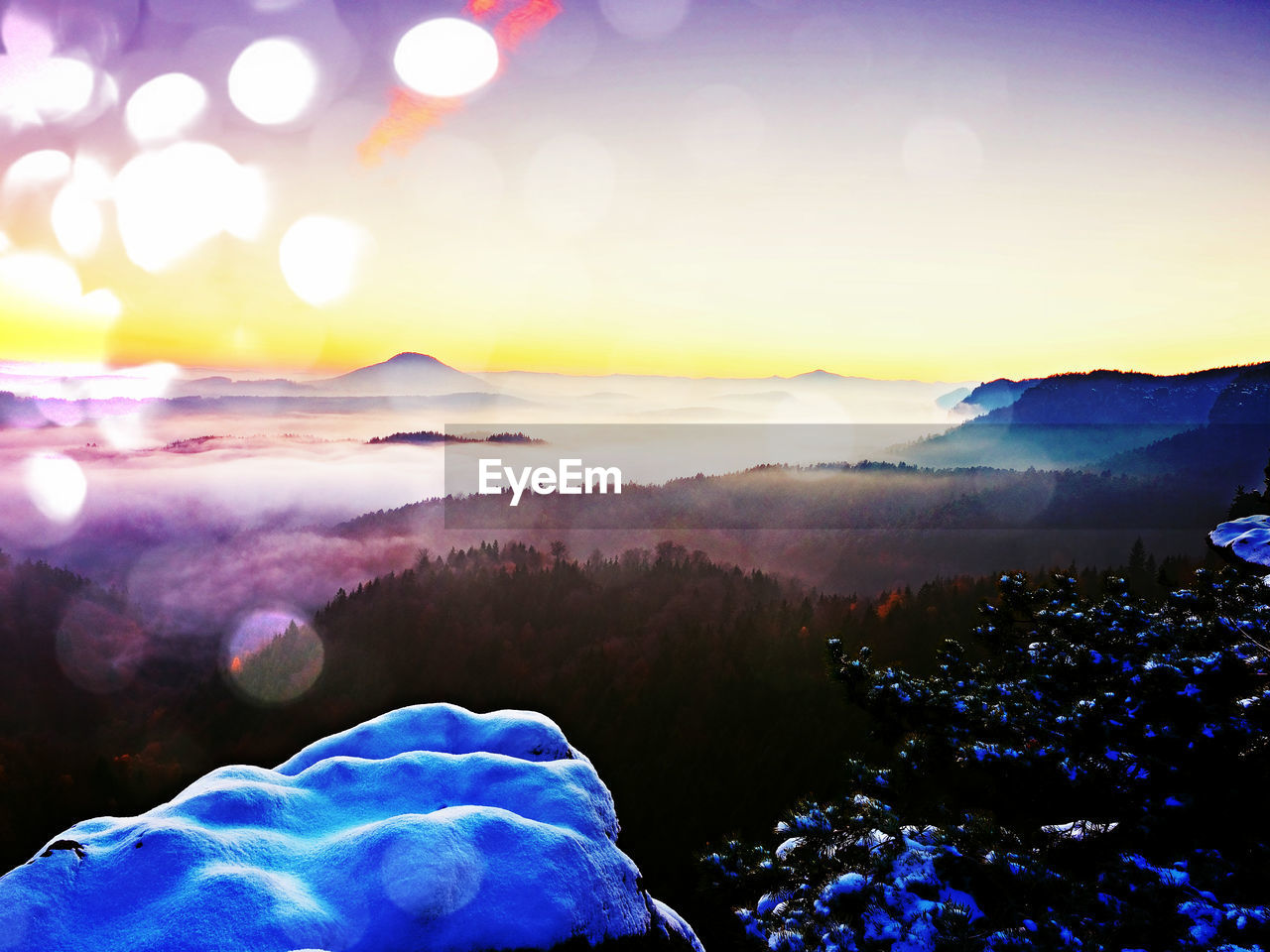 SCENIC VIEW OF SNOW COVERED MOUNTAINS AGAINST SKY