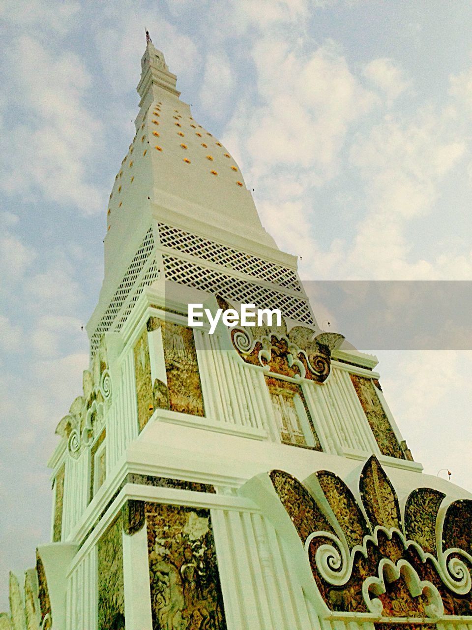 Low angle view of phra that tha uthen against cloudy sky