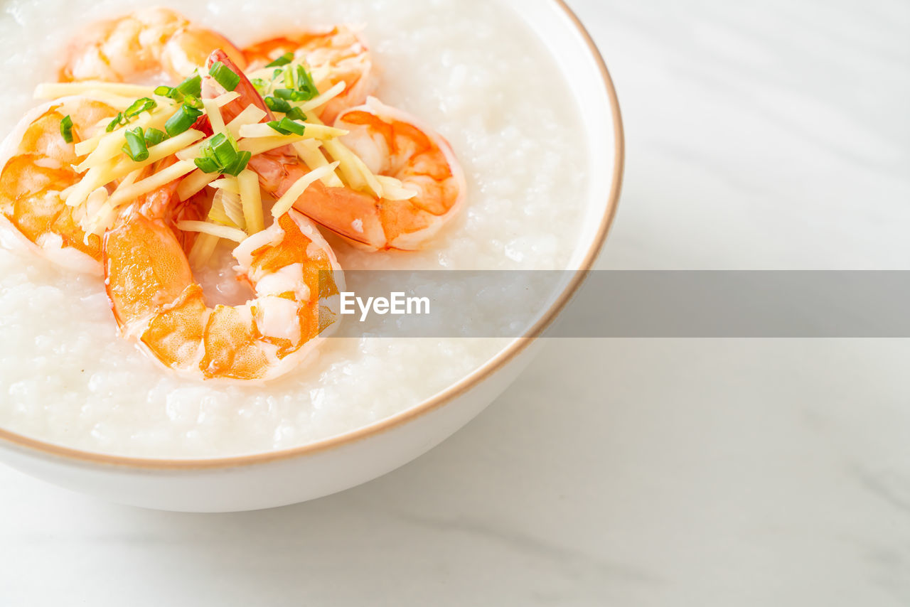 HIGH ANGLE VIEW OF FOOD IN PLATE